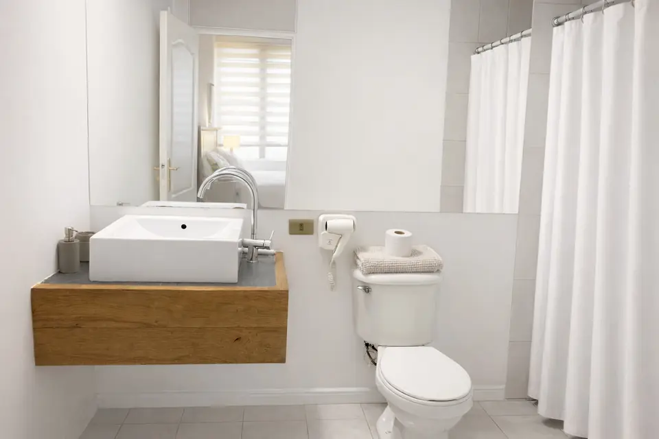 Baño en suite del departamento amoblado en Chillán