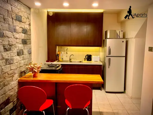 Cocina equipada de concepto abierto en departamento amoblado Chillán