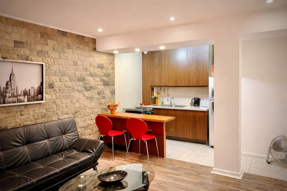 Sala del departamento con mobiliario cómodo en Chillán