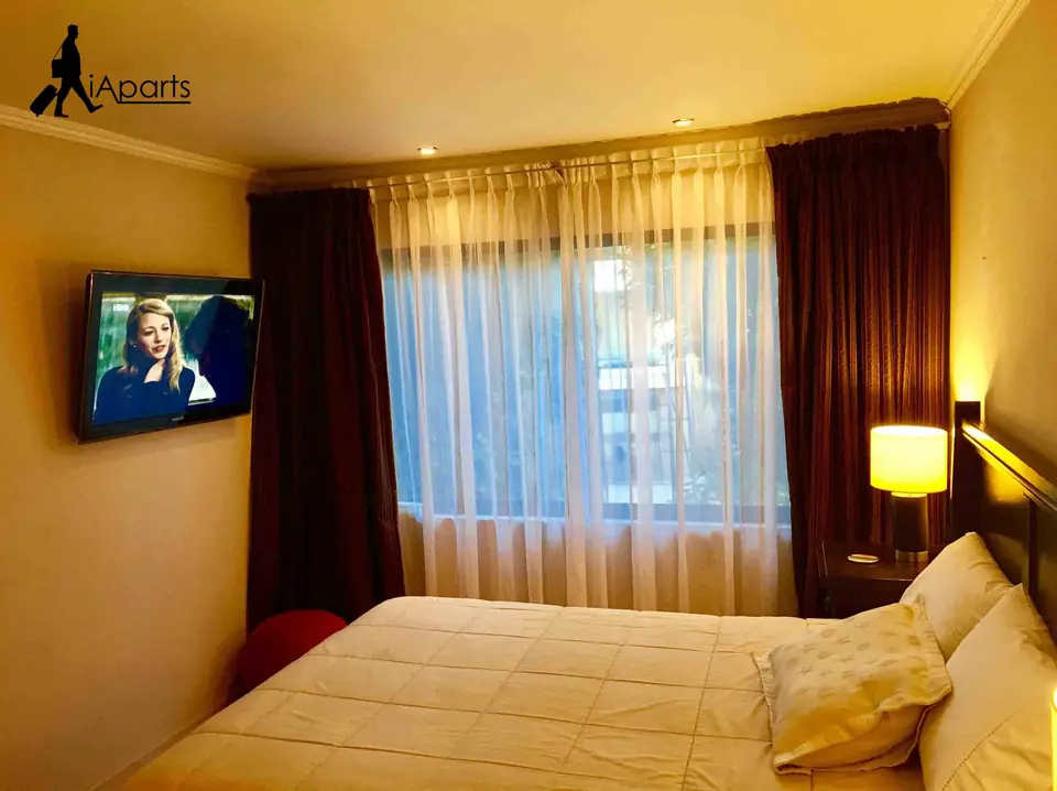 Dormitorio del Depto C con cama de dos plazas y Smart TV