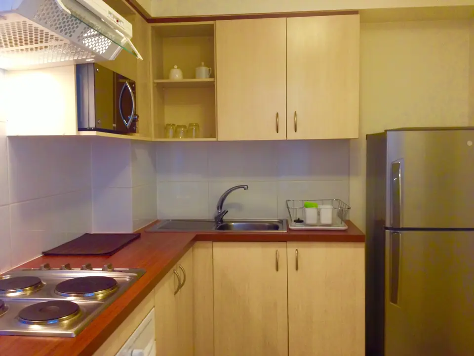 Cocina equipada de concepto semi abierto en departamento amoblado Rancagua