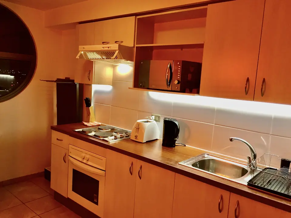 Cocina equipada de concepto abierto en departamento amoblado Rancagua
