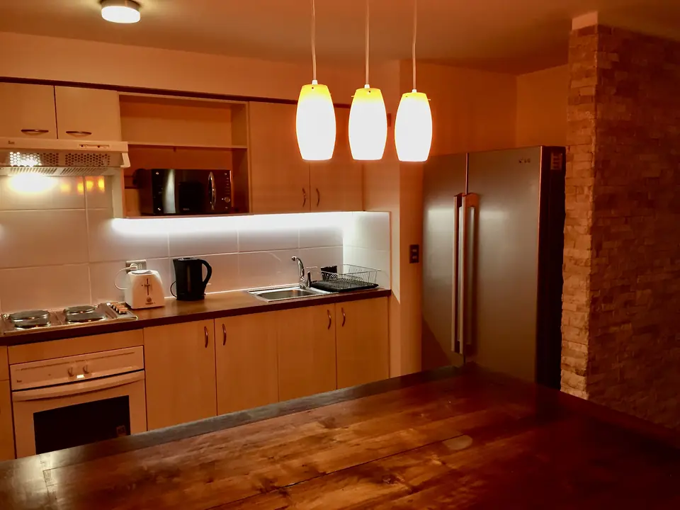 Cocina equipada de concepto abierto en departamento amoblado Rancagua