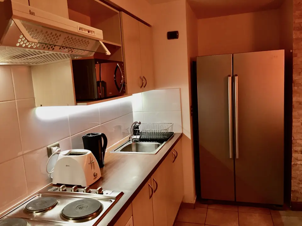 Cocina equipada de concepto abierto en departamento amoblado Rancagua