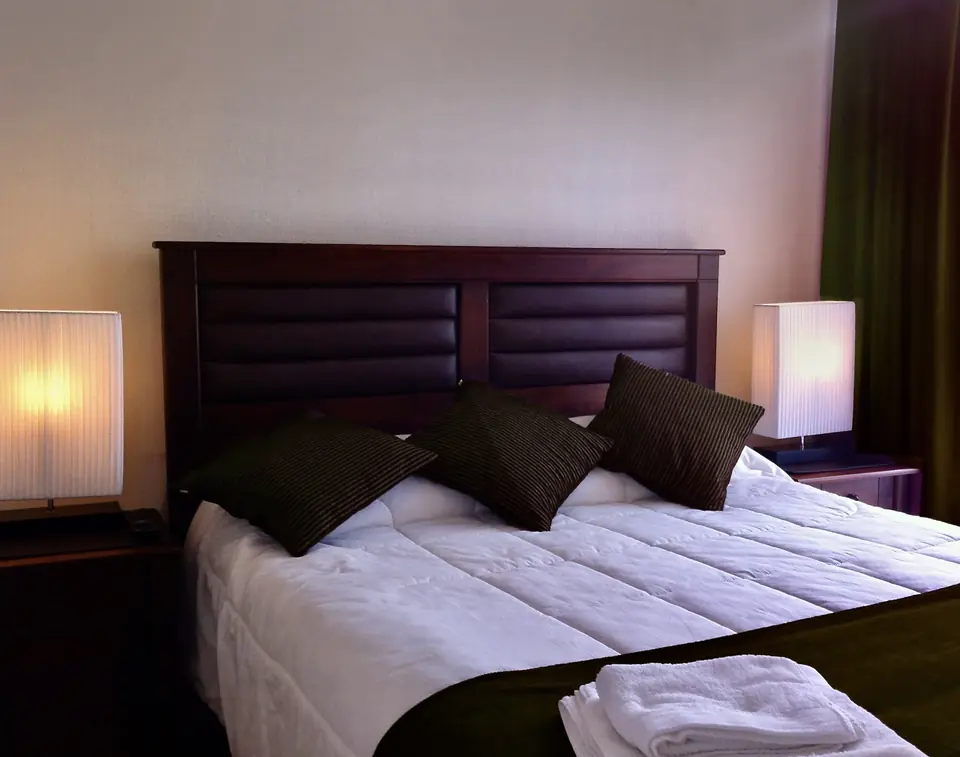 Dormitorio con cama de dos plazas y Smart TV en departamento amoblado en Rancagua