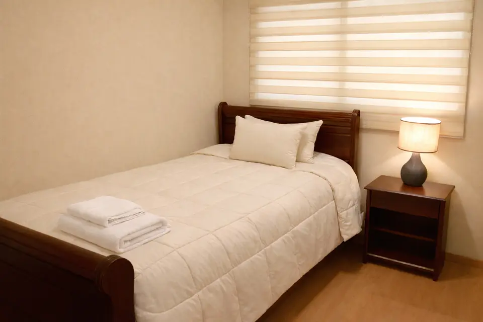 Dormitorio con cama de dos plazas y Smart TV en departamento amoblado en Rancagua
