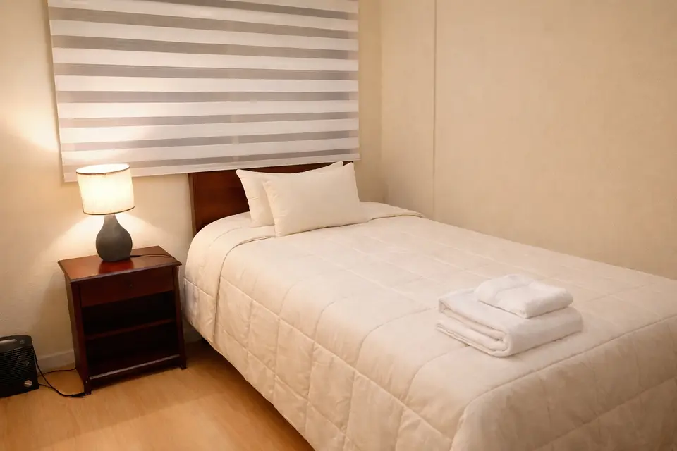 Dormitorio con cama de dos plazas y Smart TV en departamento amoblado en Rancagua