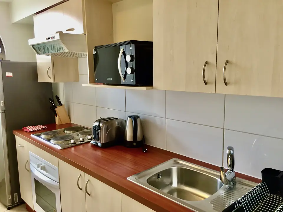 Cocina equipada de concepto cerrado en departamento amoblado Rancagua
