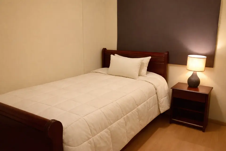 Dormitorio con cama de 1 1/2 plazas en departamento amoblado en Rancagua