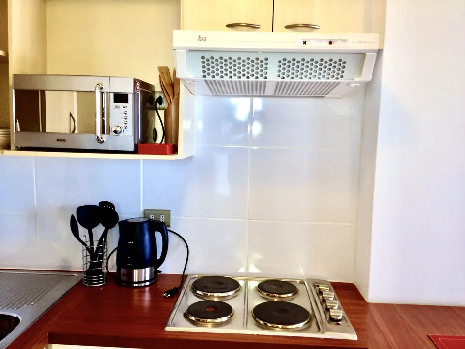Cocina equipada de concepto abierto en departamento amoblado Rancagua