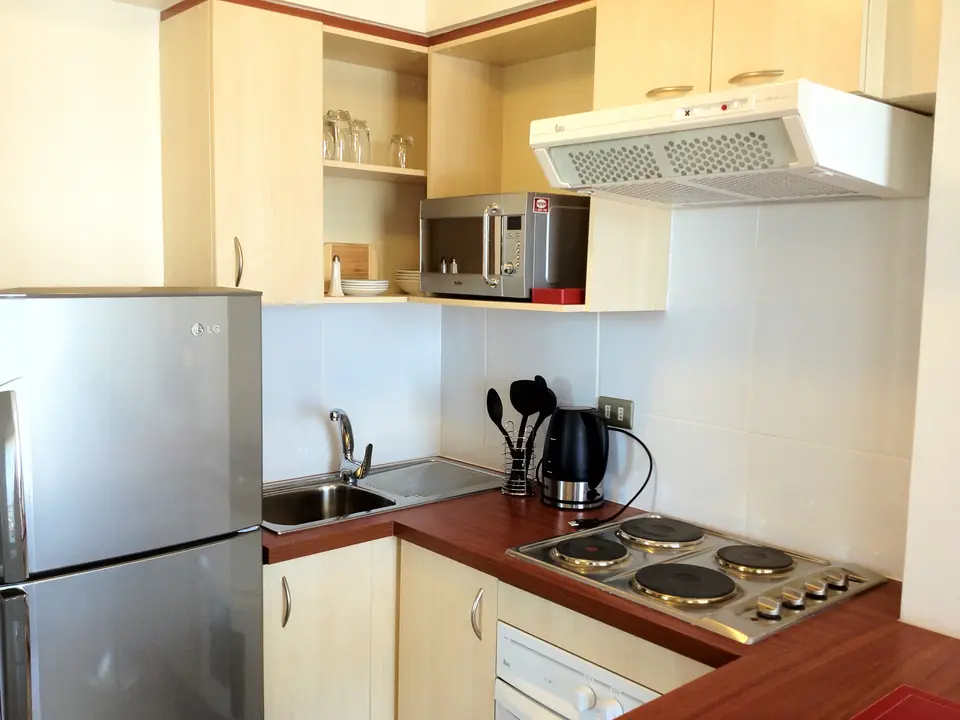 Cocina equipada de concepto abierto en departamento amoblado Rancagua
